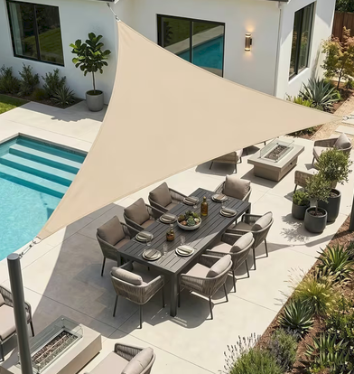 La Calanque beige installée au-dessus d’une table extérieure