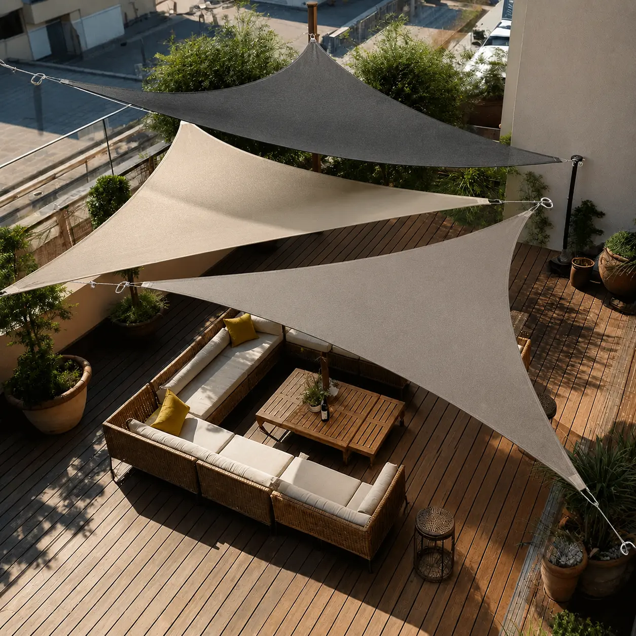 Composition de voiles triangulaires au-dessus d’un salon de terrasse