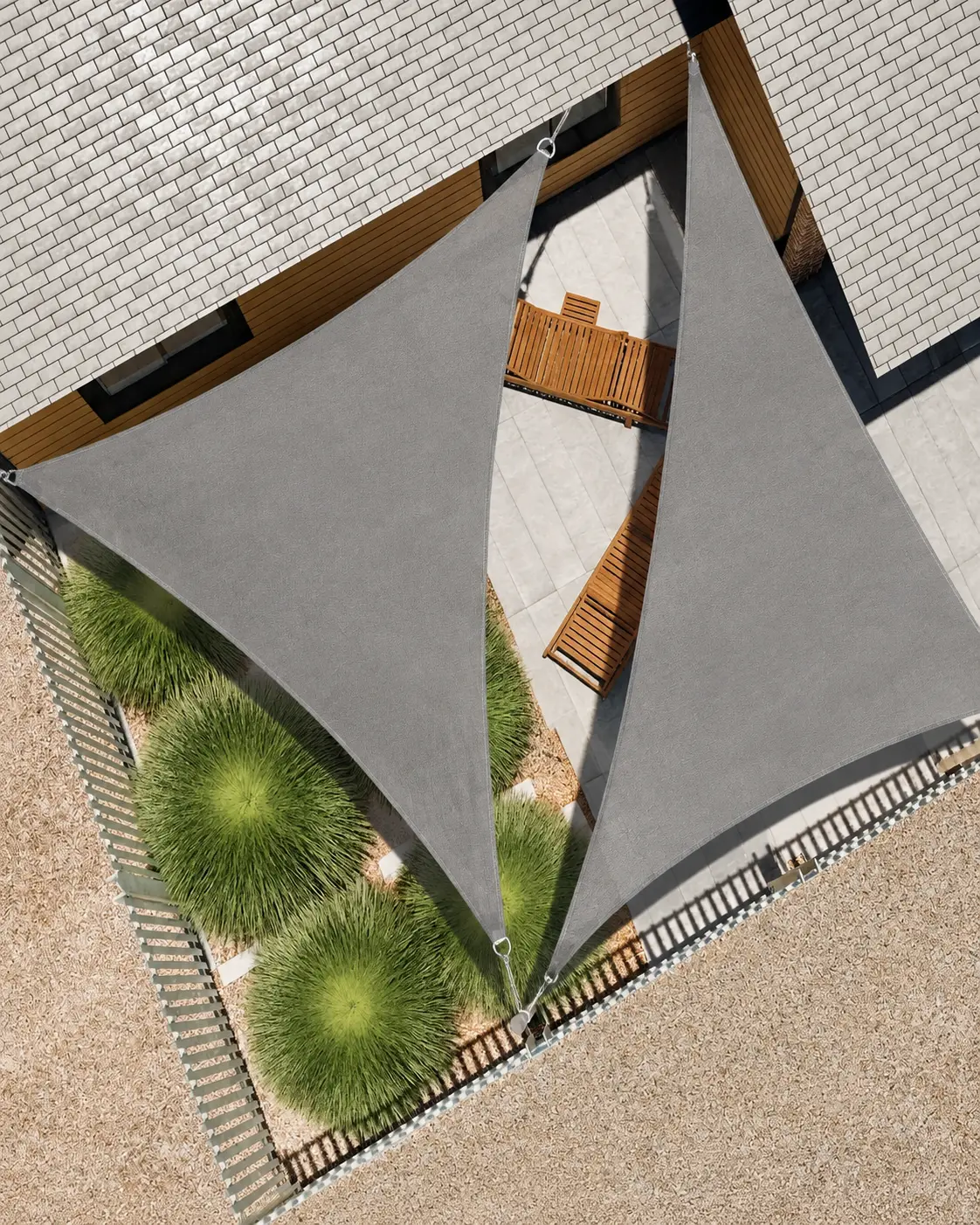 Vue aérienne d’une voile triangulaire installée au-dessus d’un salon extérieur